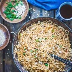 Cho mì ra đĩa và thưởng thức, với công thức này, bạn có thể áp dụng cho mì trứng, bún gạo, bánh phở đều được nhé.