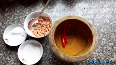 Bây giờ mình sẽ làm phần muối ớt: Giã nhuyễn 2 trái ớt và tôm khô (chừa lại 1 ít để luộc chung với mì nhé), muối, đường, bột ngọt. Giã thật nhuyễn nhé. Cho 1 ít dầu vào chảo, phi thơm hành tỏi, sau đó cho sa tế và phần muối ớt đã giã vào xào khô lại.