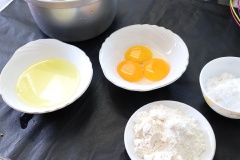 Chuẩn bị bột mì, trứng và đường bột. Tách lòng đỏ và lòng trắng trứng gà ra riêng, lưu ý không được để lòng trắng trứng nhiễm bẩn nếu không khi đánh trứng sẽ không bông lên và bánh sẽ không nở.