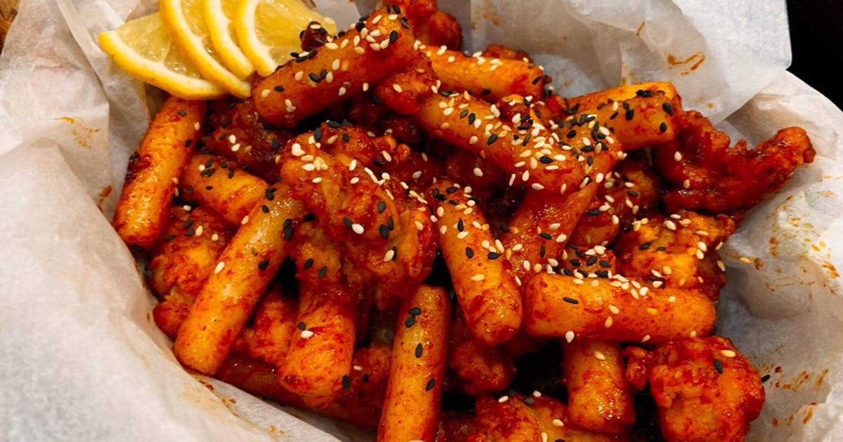 Gà sốt cay ăn kèm Tteokbokki Hàn Quốc