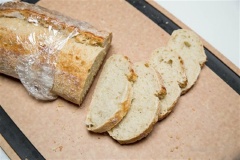 Cắt lấy 4 lát bánh mì sandwich có độ dày khoảng 0.65 cm. Múc nấm cho vào bánh. Múc tiếp hành tây xào lên rồi cuối cùng bạn ốp 1 lát bánh mì khác lên trên cùng.