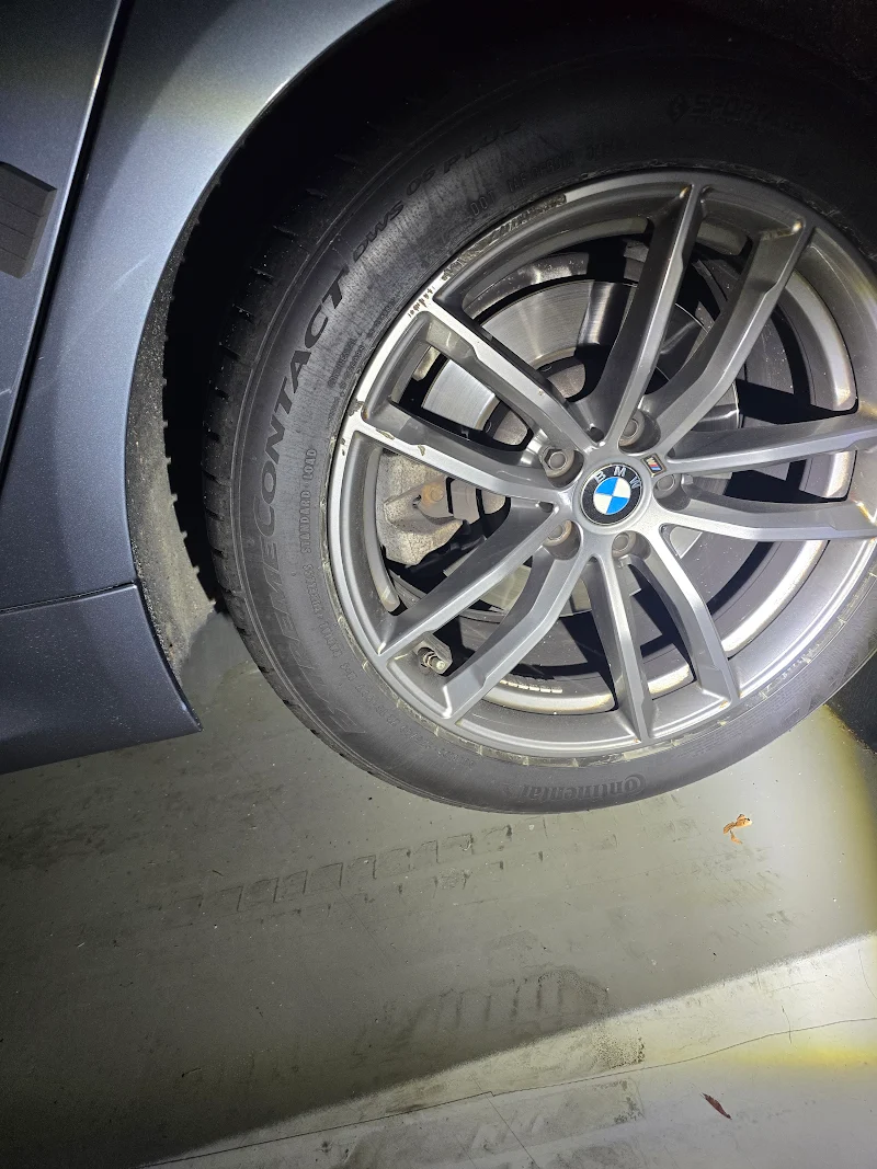 BMW G30 520d 브레이크 패드 교환 작업 장면
