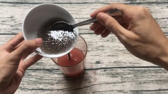 Sau đó cho hạt chia đã ngâm và đá viên vào.