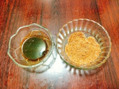 Trộn đều 1 muỗng cà phê nước mắm, 3 muỗng cà phê nước lọc, 1 muỗng cà phê đường nâu, 1 muỗng cà phê đường trắng, 1 muỗng cà phê ớt bột, cho vào nồi đun tan đường thì tắt bếp. Phần bột lắc xoài thì trộn đều 1 muỗng cà phê bột ớt, 2 muỗng cà phê muối tôm, 1 muỗng cà phê đường nâu, 1 muỗng cà phê đường trắng.