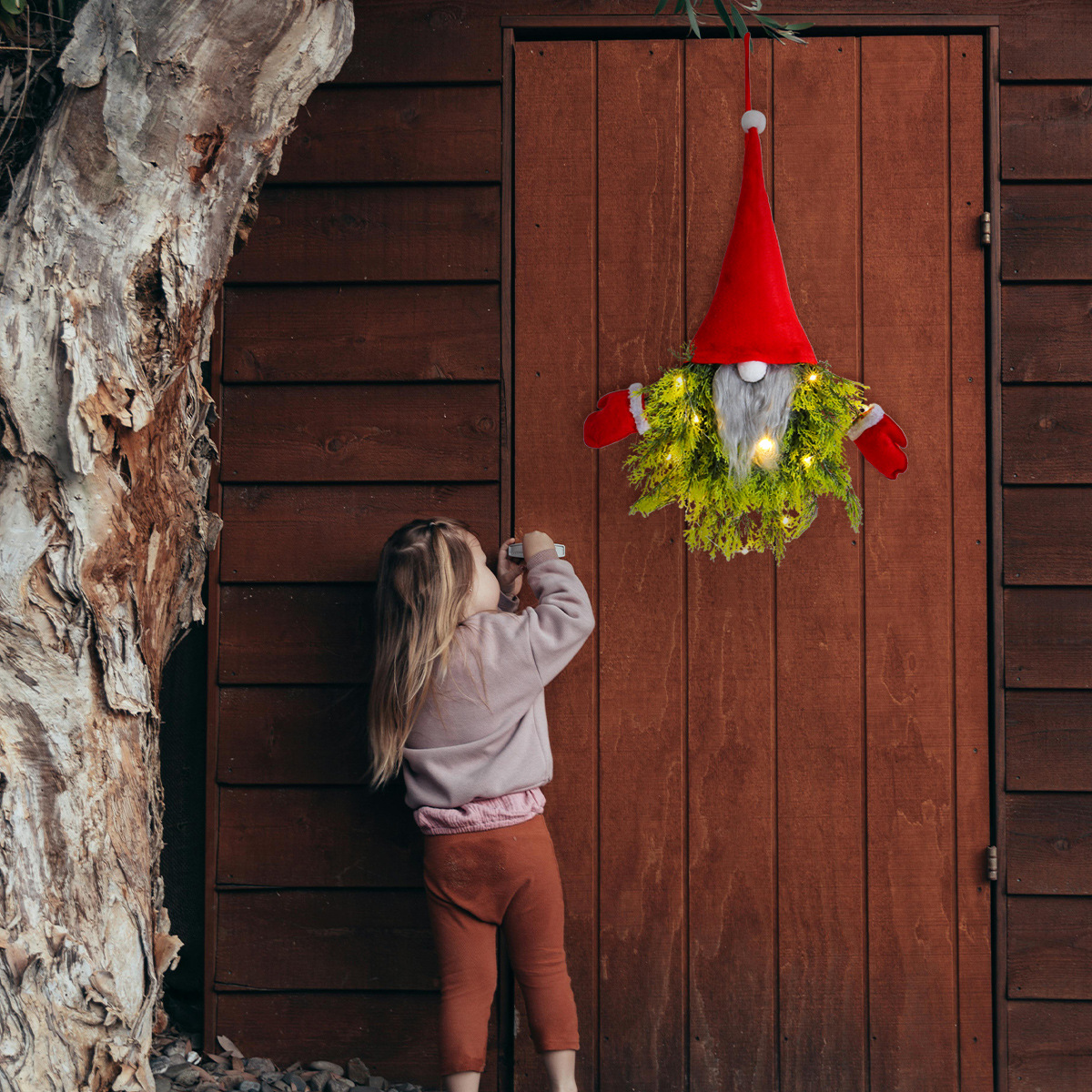 Kreativer Weihnachtskranz mit Wichtel-Motiv und Beleuchtung
