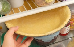 Sau đó cho khuôn bánh vào tủ lạnh để trong 1 giờ để bột bánh nghỉ. Lấy phần vỏ bánh thừa ra nhồi lại, cán mỏng và cắt sợi dài để đan trên mặt bánh.