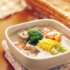 Múc canh thịt bò nấu rau củ ra bát, dùng nóng. Canh thịt bò nấu rau củ không chỉ thơm ngon bổ dưỡng, tốt cho sức khỏe mà còn là một trong những món canh có tác dụng phòng chống ung thư, tăng cường sức khỏe cho cả nhà.