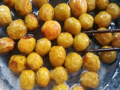 Cho táo vào tô, rải lớp đường lên trên, thỉnh thoảng dùng đũa trộn đều để đường ngấm và tan nhanh. Khi thấy đường tan gần hết thì bắc chảo lên bếp, cho táo vào sên với lửa to khoảng 7 phút. Khi thấy lượng nước trong chảo mứt gần cạn thì vặn nhỏ lửa. Thỉnh thoảng dùng đũa đảo đều để mứt táo chín và có màu vàng đều nhau. Khi thấy quả táo vàng sậm màu, trong và quắt hơn, ăn thử thấy dai dai thì tắt bếp.