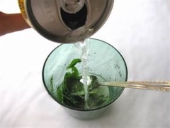 Cho 1 muỗng canh đường trắng và rót 1 lon soda vào, khuấy đều.