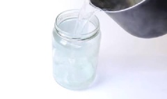 Trứng mua về rửa thật sạch dưới vòi nước, dùng tay nhẹ nhàng làm sạch rồi lau khô trứng. Nhớ kiểm tra bỏ ra những trứng bể nhé. Hũ ngâm trứng cần rửa sạch, ngâm nước sôi để khử trùng rồi lau khô ráo. Đặt trứng vào hũ thủy tinh thật nhẹ nhàng để tránh làm nứt trứng.