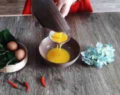 Sử dụng hai quả trứng gà, lấy cả lòng trắng và lòng đỏ. Sử dụng màng lọc để trứng gà được đặc hơn, giúp lá tía tô không bị cháy khi chiên trong dầu.