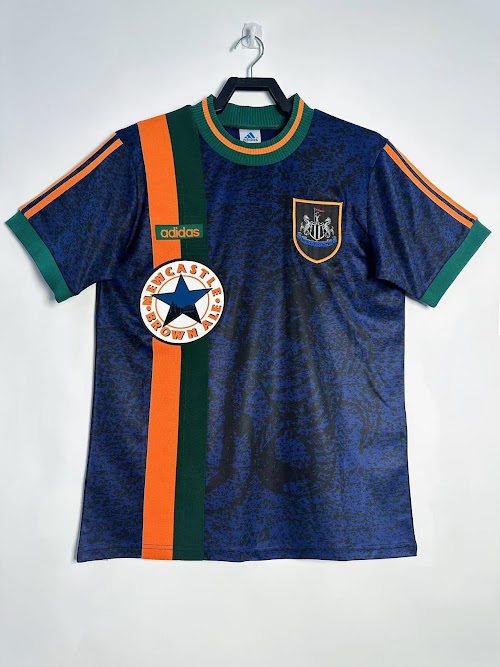 Equipación de visitante del Newcastle 1996-98.jpeg