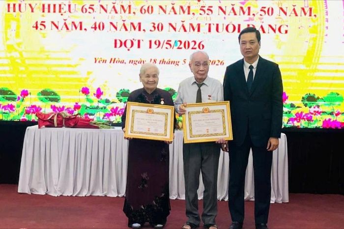 Phường Yên Hòa trao Huy hiệu Đảng tặng 144 đảng viên - Đài Phát thanh và truyền hình Hà Nội