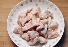 Đầu tiên, rửa sạch cánh gà, chặt cánh gà thành từng miếng nhỏ vừa ăn.