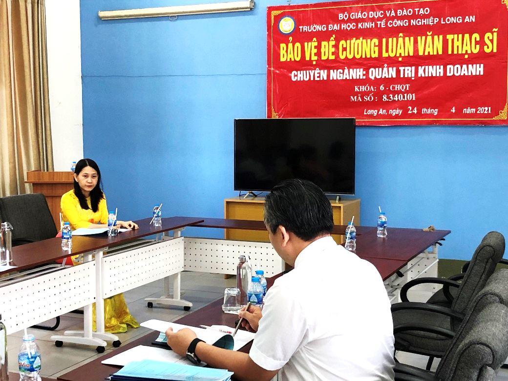 Học viên lắng nghe và ghi nhận những góp ý, nhận xét từ hội đồng