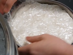 Chuẩn bị sẵn nồi hấp. Đem chảo hỗn hợp bột lên bếp đun với lửa lớn, khuấy đều cho bột đặc. Khi thấy bột dần đặc, dùng muôi kéo bột tạo thành 1 đường thẳng, thì tắt bếp. Trải đều màn co vào khuôn, đổ hỗn hợp bột đặc, dùng thêm 1 lớp màn co phủ lên trên. Dùng tay dàn đều mặt bột. Cho khuôn vào nồi hấp.