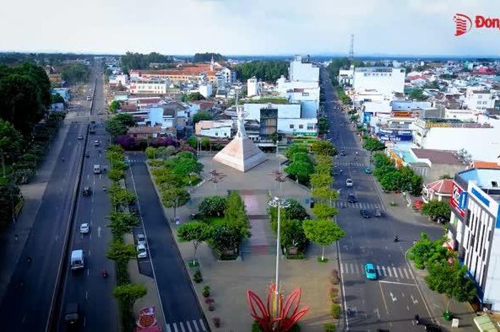 KỶ NIỆM 51 NĂM NGÀY GIẢI PHÓNG MIỀN NAM, THỐNG NHẤT ĐẤT NƯỚC (30-4-1975 - 30-4-2026) Tháng Tư ở Tượng đài Chiến thắng - Báo Đồng Nai