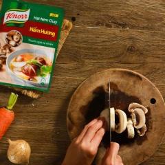 Cắt nhỏ 30gr nấm mèo ngâm nở, 30gr sườn non chay ngâm nở. Cắt miếng dài 50gr cà rốt, 50gr nấm mỡ trắng.