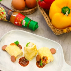Bày trí trứng cuộn phô mai ra đĩa, ăn kèm với nước sốt chấm tương mè thơm ngon, đậm đà, cực hấp dẫn.