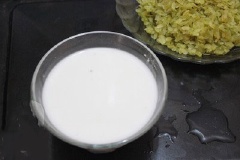 Bột sắn dây đổ ra chén, thêm vào một ít nước lọc, khuấy cho bột tan.