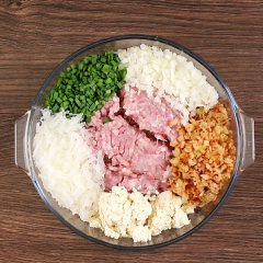 Phần nhân: Trộn đều 250g thịt heo xay với tỏi và gừng bằm nhuyễn. Hẹ, kimchi, hành tây cắt nhỏ. Miến luộc chín, xả nước lạnh rồi cắt nhỏ. Đậu hũ vắt ráo nước. Sau đó cho tất cả nguyên liệu làm nhân vào một tô. Thêm 10ml nước tương, 1 muỗng canh đường, 2 muỗng canh dầu mè, 1 muỗng cà phê tiêu. Dùng tay trộn đều cho các nguyên liệu hòa quyện.