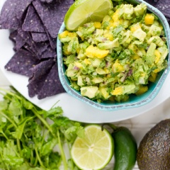 Cho salad xoài bơ hành tây ra dĩa và thưởng thức, có thể ăn kèm với snack nếu thích.