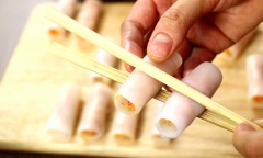 Bánh phở cuốn mua về cắt thành miếng chữ nhật kích thước khoảng 7x4cm. Cho nhân vào trong bánh phở, cuộn lại chặt tay. Chú ý cho nhân vừa phải để khi cuốn không bị rớt ra ngoài. Chả khi cuộn xong đem kẹp vào vỉ tre, để nướng được nhiều hơn.