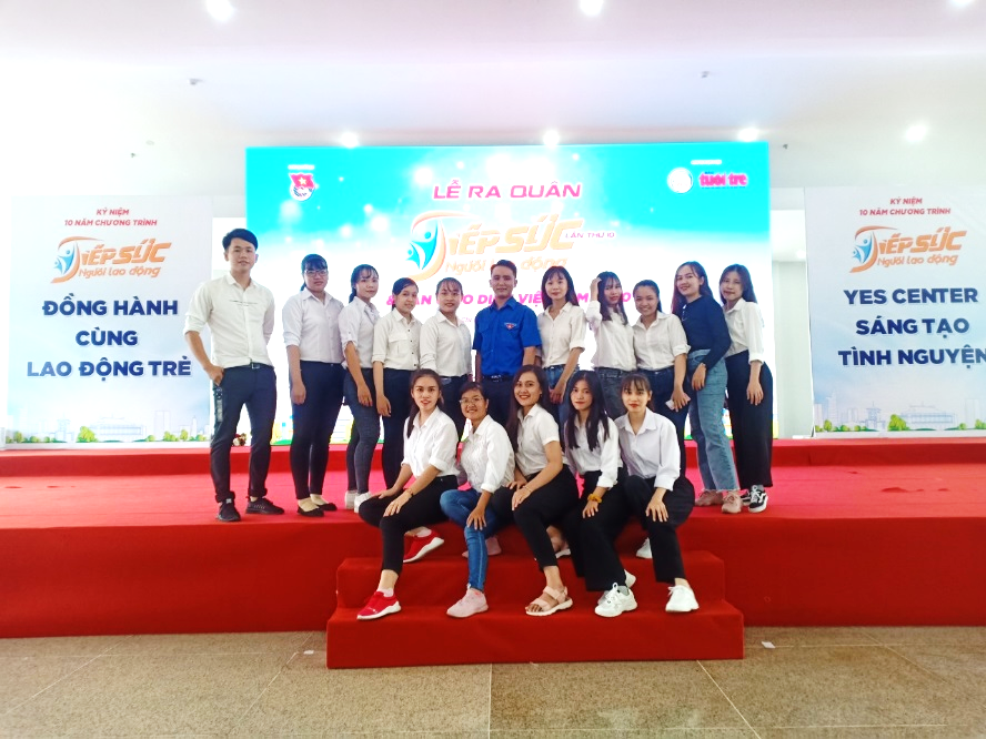 Đông đảo sinh viên tham gia tìm hiểu cơ hội việc làm tại ngày hội
