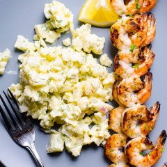 Món ăn chín, cho ra đĩa và thưởng thức cùng cơm trắng, salad hay ăn vặt đều ngon. Từng con tôm được nướng vàng ruộm thơm lừng cả một góc bếp, bạn có thể chuẩn bị thêm tương ớt hoặc muối tiêu chanh để chấm kèm sẽ làm hương vị thêm phần đáng nhớ đấy nhé!