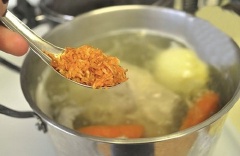 Thịt nạc hep rửa sạch, để ráo. Tim, gan, cật heo rửa thật sạch bằng muối nhiều lần. Cà rốt, hành tây gọt vỏ, rửa sạch. Sau đó, cho thịt nạc heo vào nồi cùng cà rốt, củ hành trắng, tim, gan, cật heo. Chế nước vào gần đầy nồi và hầm trên lửa vừa. Sau khi nước sôi bạn nhớ vớt bọt thường xuyên để nước được trong. Khi đã hầm được khoảng 1 tiếng và nước trong, bạn cho 1 muỗng canh ruốc hoặc một mẩu trộn mực vào nồi.