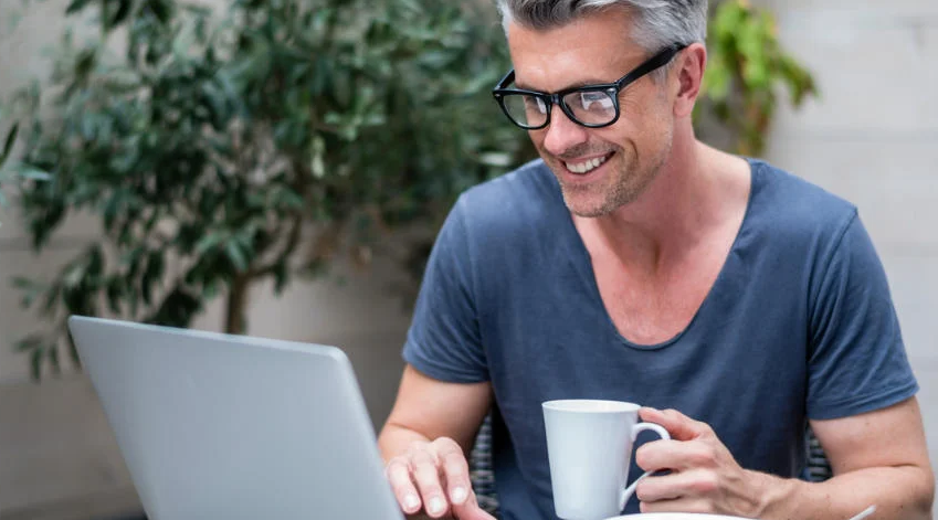 Clase de inglés online en vivo con profesor certificado y estudiante mexicano practicando conversación