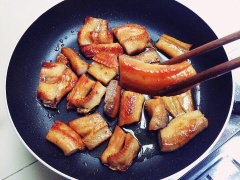 Cho 2 muỗng canh dầu ăn vào chảo, chiên khô cho hơi vàng, vớt ra để ráo.