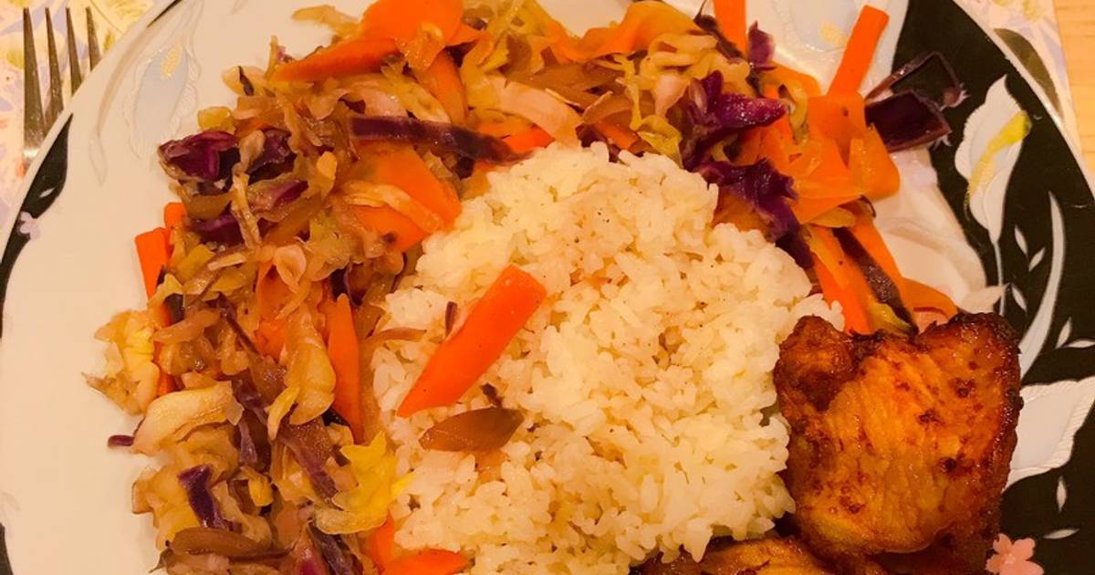 Bắp cải xào, sường nướng ăn kèm cơm trắng