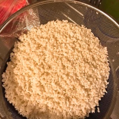 Gạo nếp ngâm 6 - 8 giờ cho nở. Đậu xanh vo sạch, ngâm 4 giờ cho nở rồi cho vào nồi hấp chín. Sau đó lấy đậu xanh ra nghiền mịn.