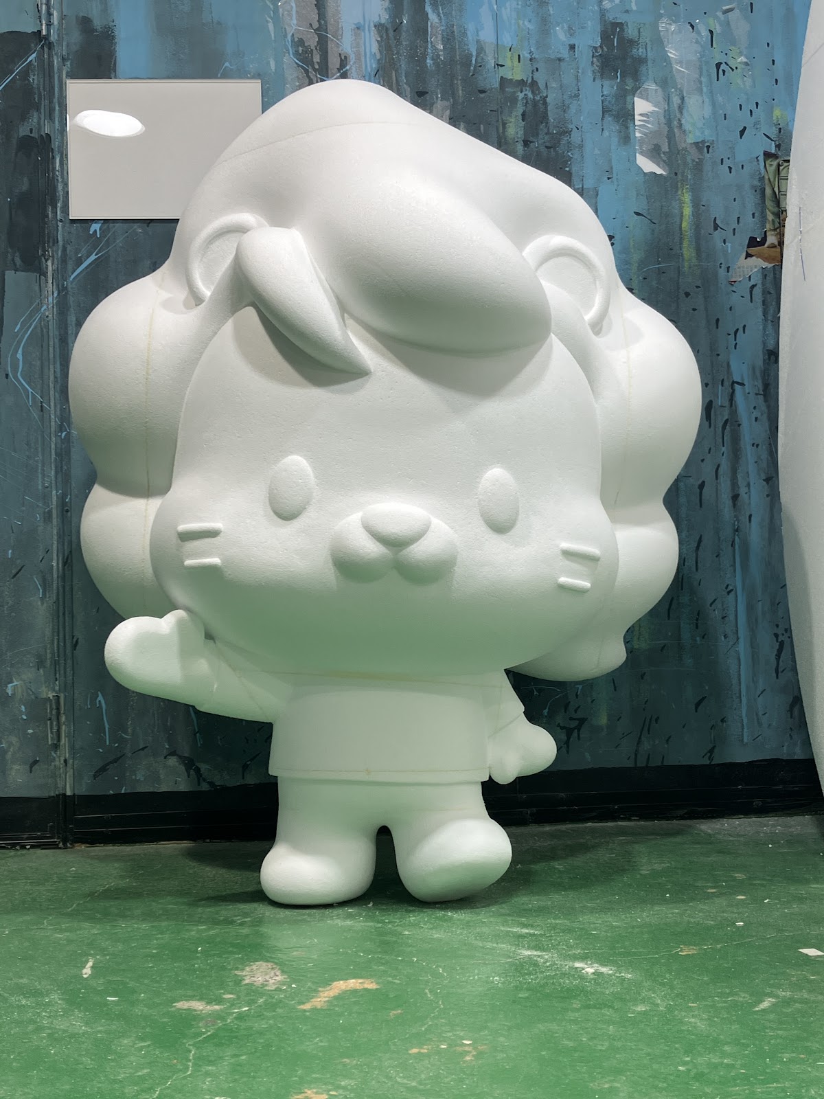 기념 조형물 제작 과정 중 도색 전 성형 단계, 견적 단계에서 정한 높이와 형태 그대로 원형을 깎아낸 실제 제작 사례