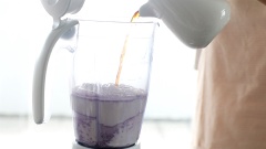 300ml hồng trà, 120ml sirup đường rồi xay đều cho tất cả hòa quyện. Vậy là xong phần trà sữa.
