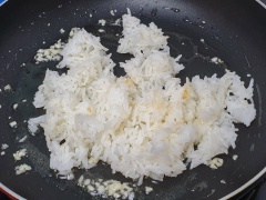 Ở một cái chảo khác, phi thơm tỏi băm rồi cho cơm vào chiên đến khi rời hạt thì nêm gia vị gồm : muối, bột ngọt, tiêu và 10gr xốt nêm Knorr. Sau đó cho cà rốt, đậu bo đã luộc chín vào đảo đều. Chiên đến khi hạt cơm rời nhau, hòa quyện cùng rau củ thì cho tôm, mực vào đảo đều rồi tắt bếp.