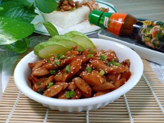 Với món xúc xích sốt cay này chúng ta dùng với cơm nóng hoặc làm mì trộn ăn kèm rau cải luộc hoặc dưa leo. Múc thành phảm ra đĩa, kèm dưa leo cắt lat. Răc thêm ít mè rang và bột ớt. Chúc các bạn ngon miệng !!