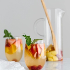 Rót cocktail trái cây ra ly, trang trí thêm ít lá bạc hà cho đẹp mắt là có thể nhâm nhi rồi nhé! Những ai uống được rượu mạnh thì đây có lẽ là thức uống tráng miệng hiệu quả cho mỗi bữa cơm gia đình đấy!