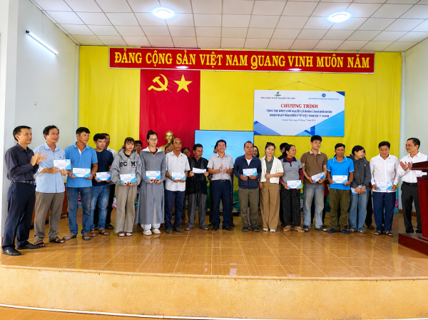 BSR Trao Tặng Hàng Trăm Thẻ Bảo Hiểm Y Tế Cho Người Nghèo Tại Khu Vực NMLD Dung Quất