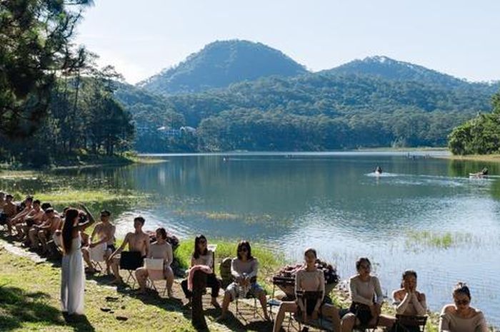 Thiền nắng, tắm trăng: Những liệu pháp chữa lành không nằm trong tủ thuốc - Báo Người Lao Động
