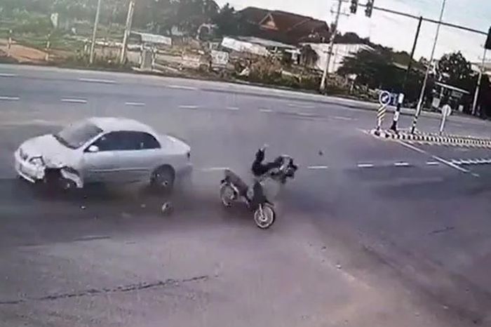 Ô tô vượt đèn đỏ, húc văng hai vợ chồng đi xe máy giữa ngã tư - Tạp chí Doanh Nghiệp Việt Nam