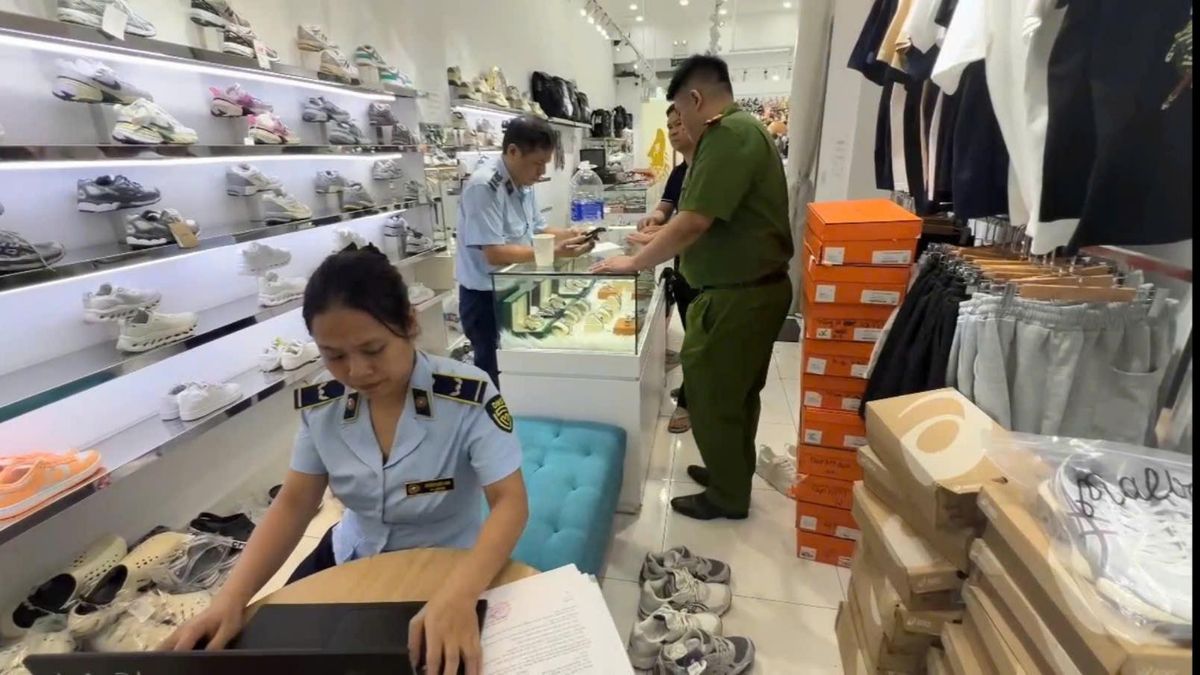 Hà Nội: Tạm giữ hơn 1.300 sản phẩm thời trang nghi giả mạo nhãn hiệu - Đài Phát thanh và truyền hình Hà Nội