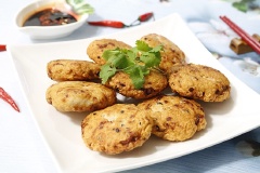 Bày trí chả cá ra đĩa, chấm cùng tương ớt, tương cà hay các loại thức chấm ưa thích nhé! Món này ăn với các món bún nước rất tuyệt.