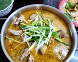 Cho vịt um khoai sọ ra nồi, xắt nhiều hành lá cho lên trên, đặt trên bếp nhúng rau mồng tơi, nấm kim châm và ăn cùng bún gạo tươi, chao, mắm xắt ớt.
