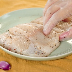 Đem 500 gram cá chép phi lê rửa sạch, để ráo nước, cắt thành lát dài vừa ăn. Sau đó, ướp cá với nửa muỗng cà phê muối, nửa muỗng cà phê tiêu khoảng 5 phút. Tiếp đến, áo cá qua bột bắp rồi đem chiên vàng giòn, vớt ra để thấm bớt dầu.
