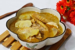 Canh gà nấu dầu mè là món ăn bổ dưỡng với thịt gà béo dai, ngọt thịt, gừng tươi cắt lát ấm cay cùng dầu mè thơm ngon, lạ miệng, rất thích hợp làm món ăn tẩm bổ cho cả nhà trong mùa lạnh.