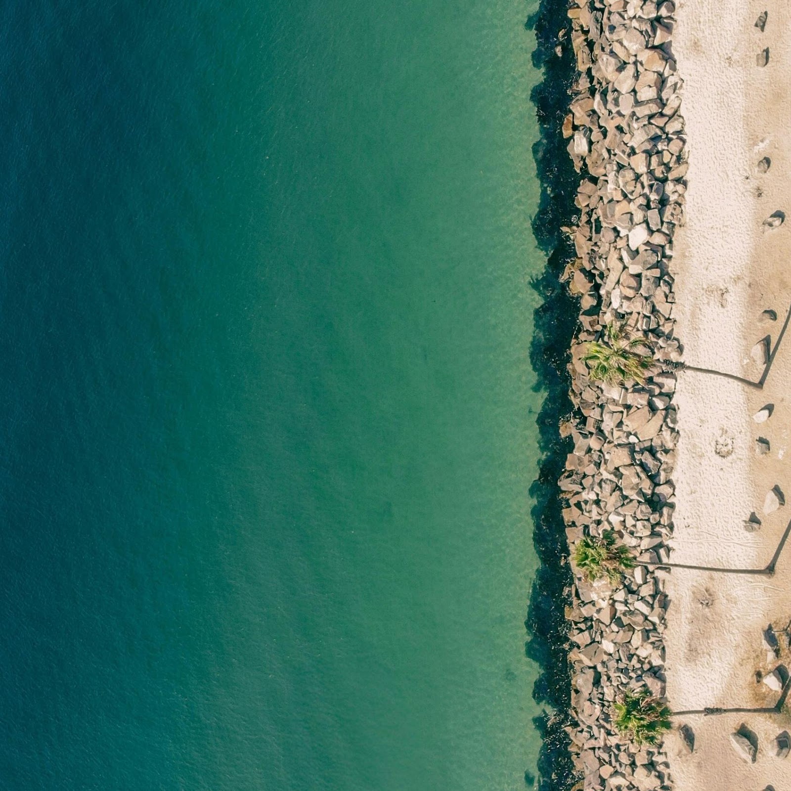 Download Aerial View Of Rocky Shoreline 2K iPhone