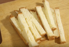 Cắt nhỏ miếng sandwich thành những mẫu nhỏ hình vuông 1x1cm như hình bên dưới.