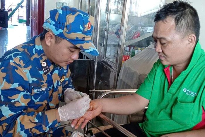 Ngư dân Lâm Đồng gặp nạn trên biển được quân y Nhà giàn DK1/7 kịp thời cứu chữa - Báo Lâm Đồng